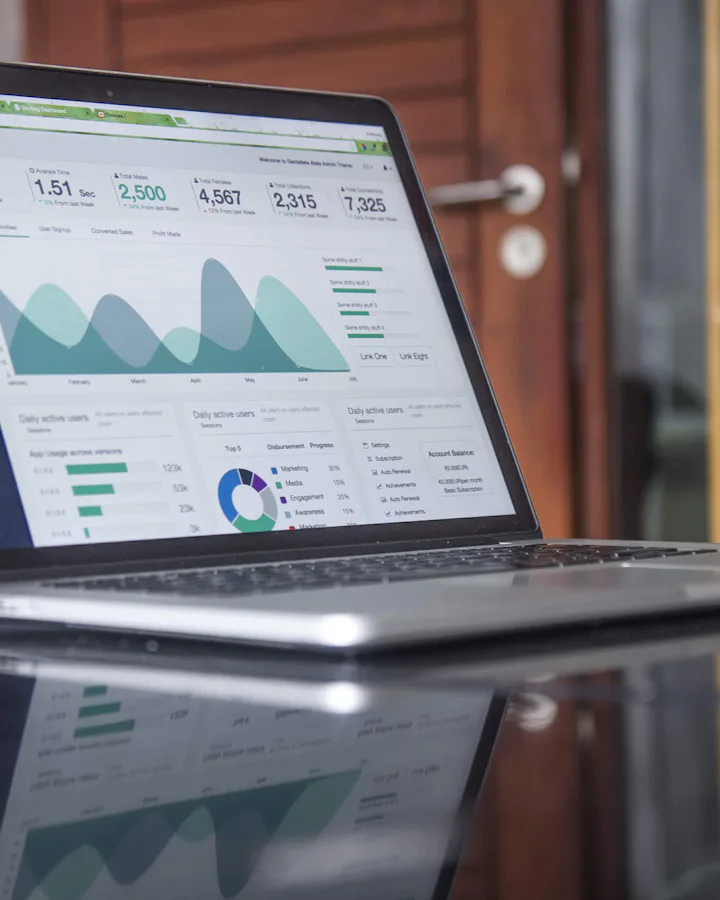 Laptop mostrando un tablero con gráficos de datos